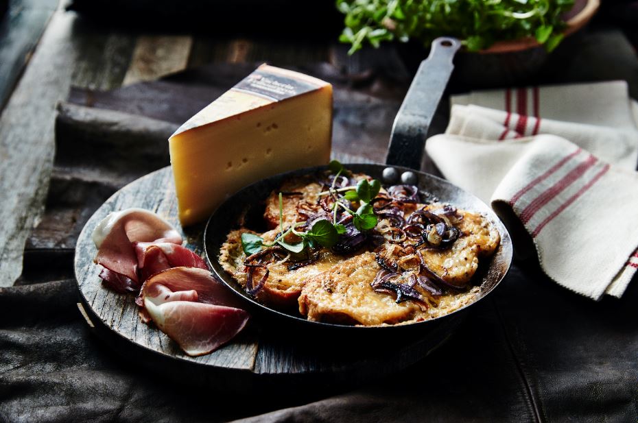 GEGRATINEERDE BROODSNEETJES MET VACHERIN FRIBOURGEOIS AOP