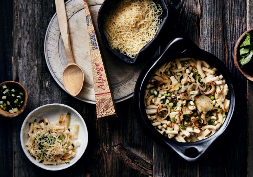 Zwitserse alpenmacaroni op de wijze van Gruyères