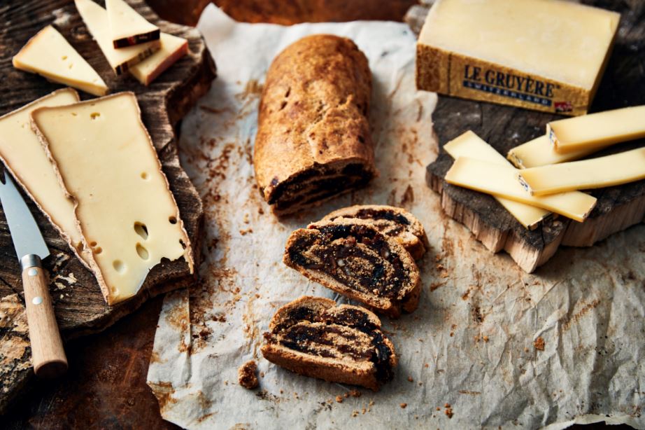 Zwitsers brood met gedroogde vruchten, een plateau van Le Gruyère AOP en Vacherin Fribourgeois AOP