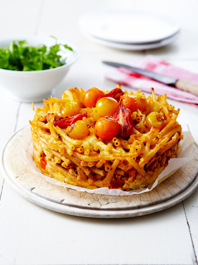 Macaronibiscuit met kerstomaten en Gruyère AOP