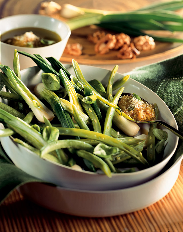 Warme salade van groene ui, sperzieboontjes en vinaigrette met brood en Sbrinz AOP