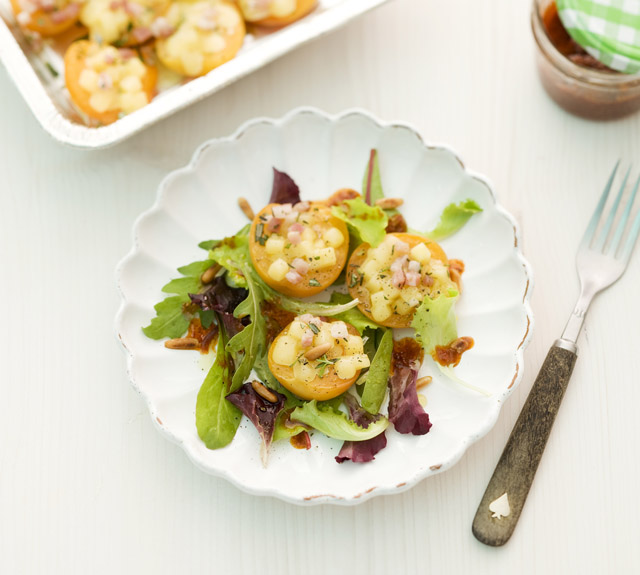 Zomersalade met Raclette Suisse, gegrilde abrikozen en tomatenpesto