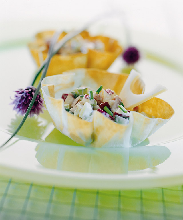Kleine mandjes van Strudel-deeg met Emmentaler AOP en gegarneerd met een frisse salade