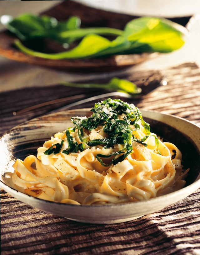 Tagliatelle fonduta, gestoofde snijbiet met knoflook, Sbrinz AOP en Emmentaler AOP