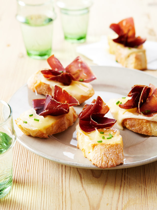 Bruschetta’s met Vacherin Fribourgeois AOP en grisonvlees