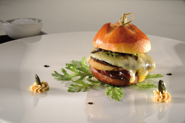 Minihamburger met foie gras en Vacherin Fribourgeois AOP