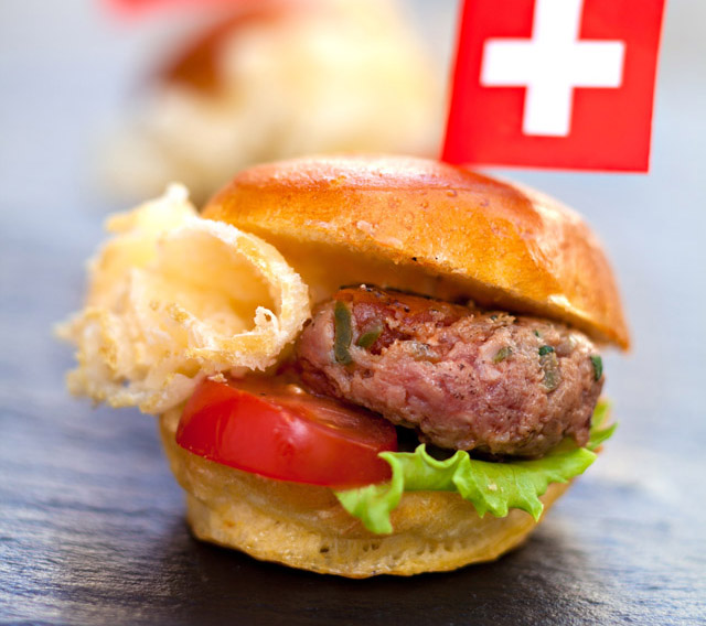 Kleine Zwitserse hamburgers met Tête de Moine AOP