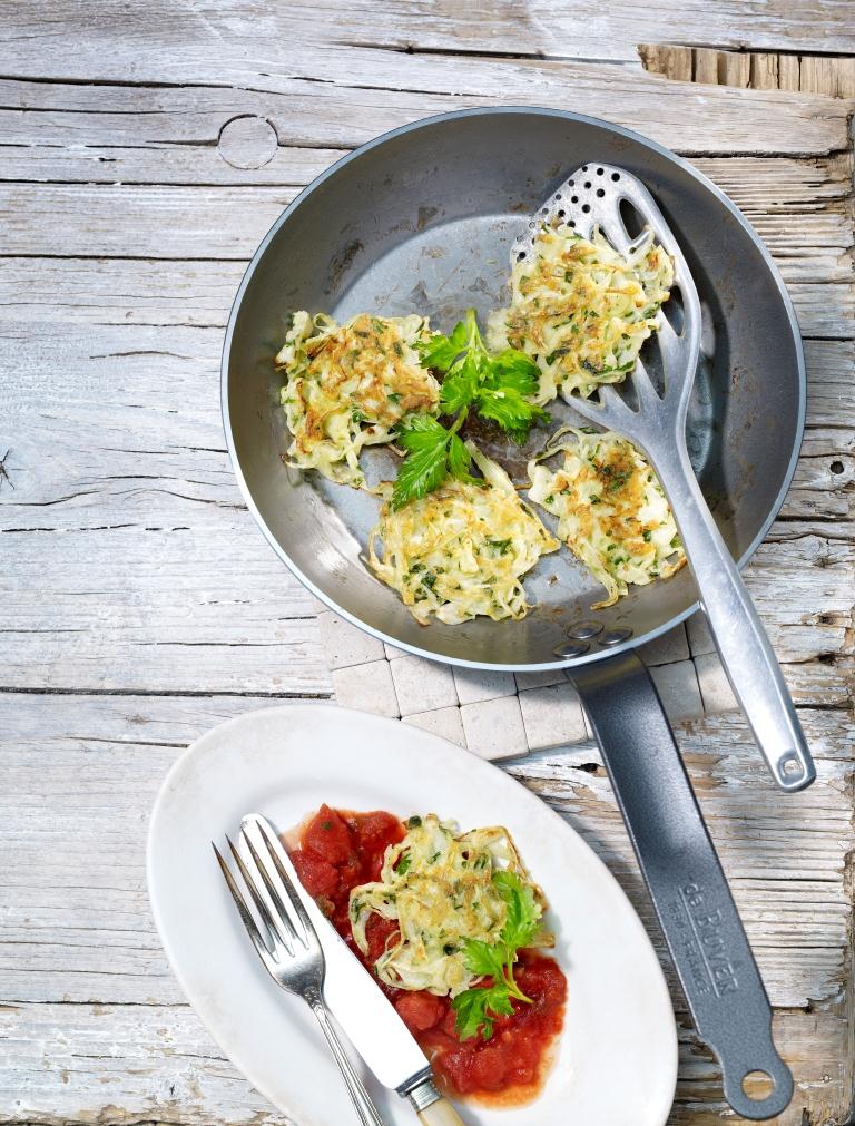 Koekjes van kool met tomatensaus en Gruyère AOP