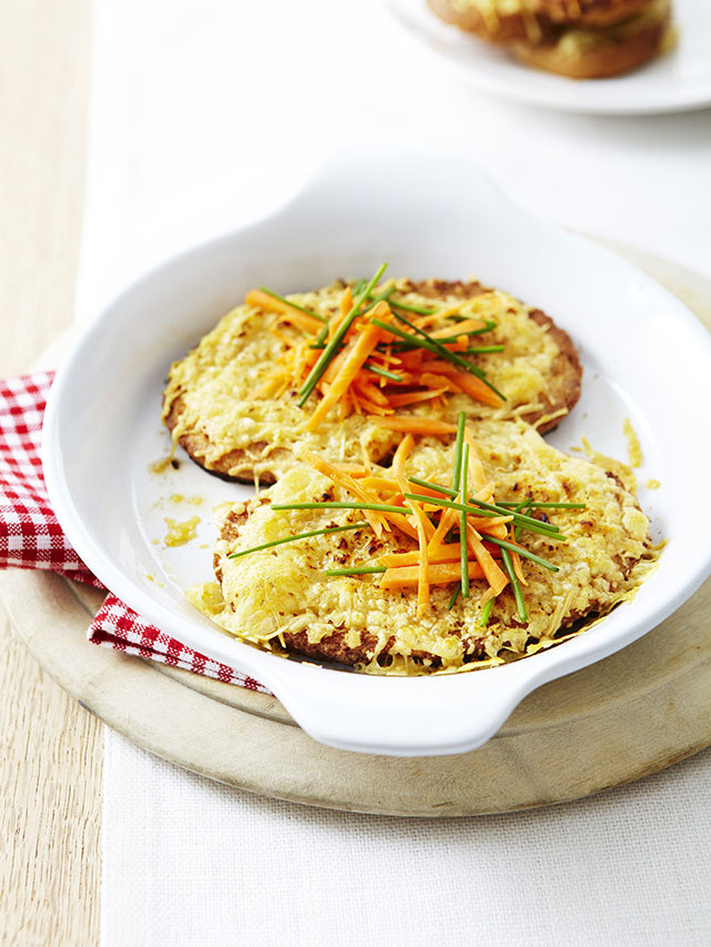 Gegratineerde broodsneetjes met Gruyère AOP en geraspte wortelen