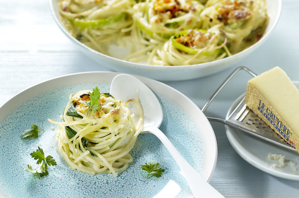 Spaghettinestjes, prei en Gruyère AOP