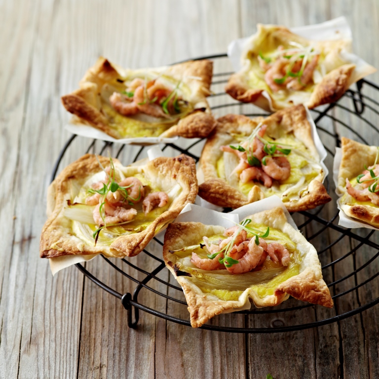 Tartelettes aux chicons, aux crevettes grises et à l’Emmentaler AOP