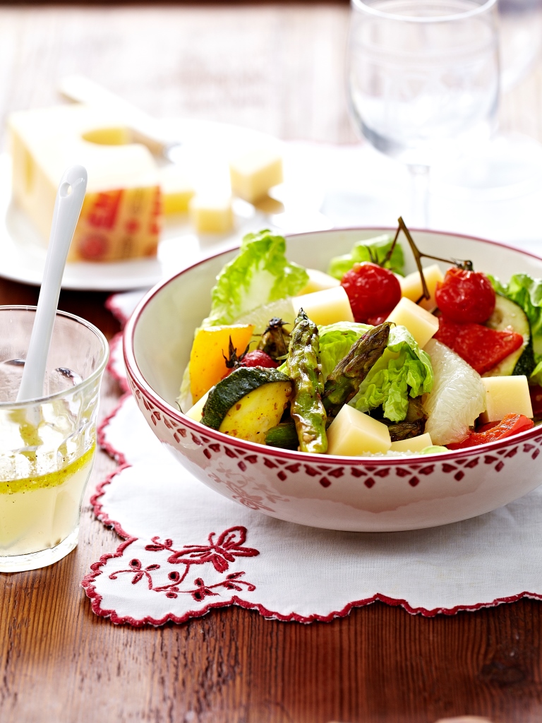 Salade van geroosterde groenten en blokjes Emmentaler AOP, pompelmoesvinaigrette