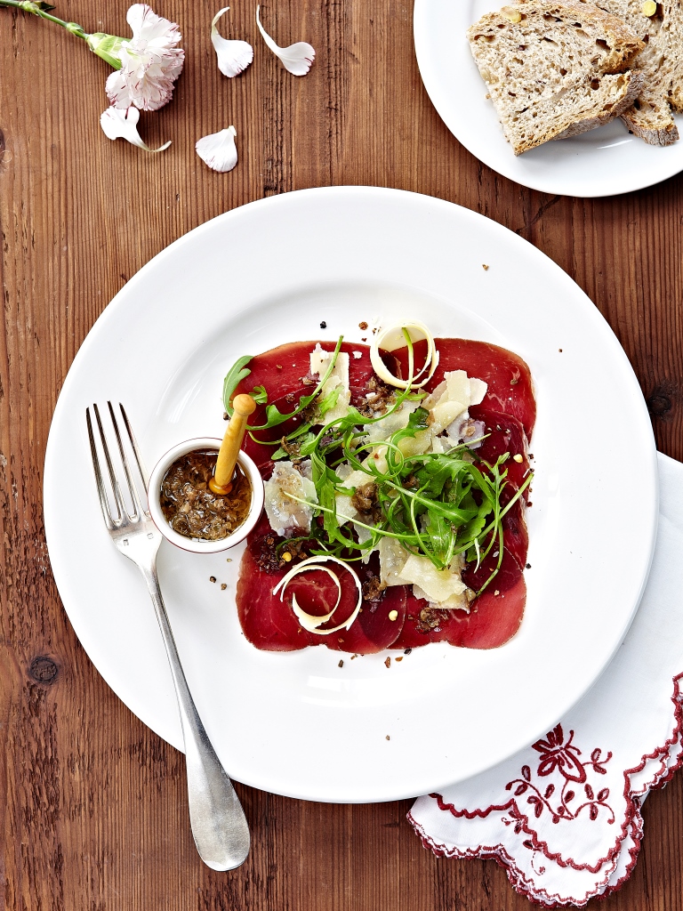 Carpaccio van Bündnerfleisch en rolletjes van L'Etivaz AOP met vinaigrette van walnootolie