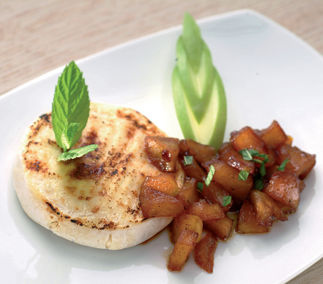 Fondant van gegratineerde en geflambeerde Tomme Vaudoise met fruit