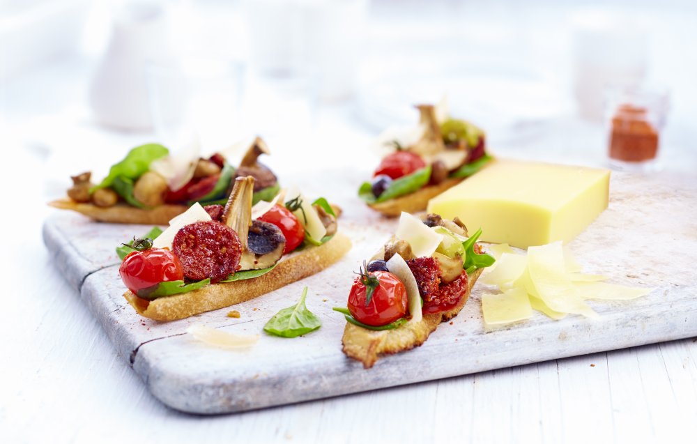 Bruschetta’s van chorizo en geroosterde champignons, gekonfijte tomaten en Gruyère AOP Classic