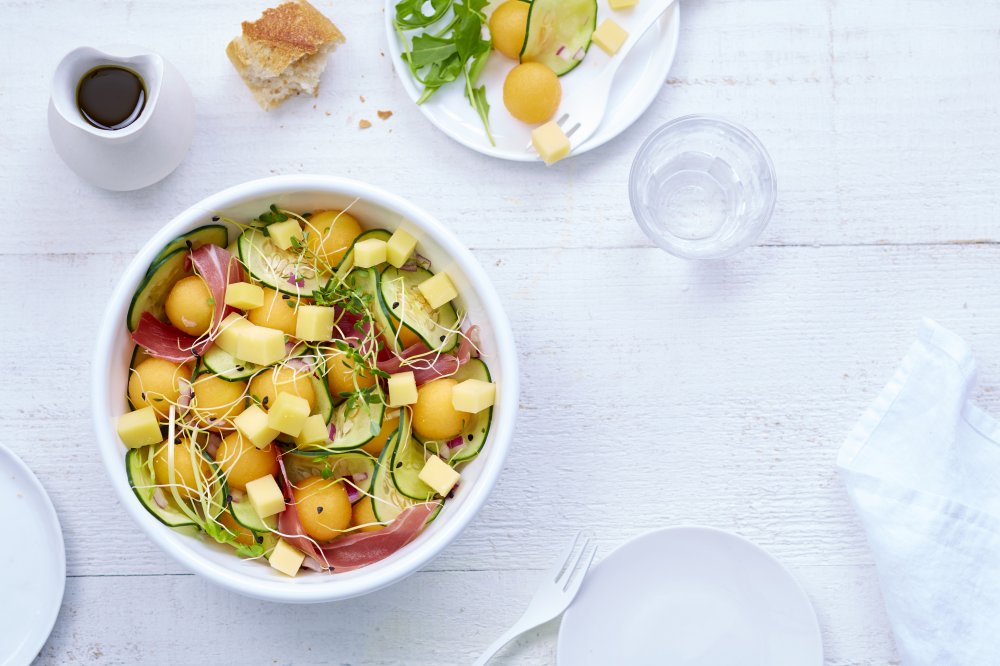 Salade van meloen, gedroogde ham, komkommer, tijm en Gruyère d’Alpage AOP