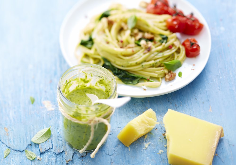 Pistou van basilicum op basis van Gruyère d’Alpage AOP geserveerd met linguine. Spinazie, gekonfijte tomaten en walnoten