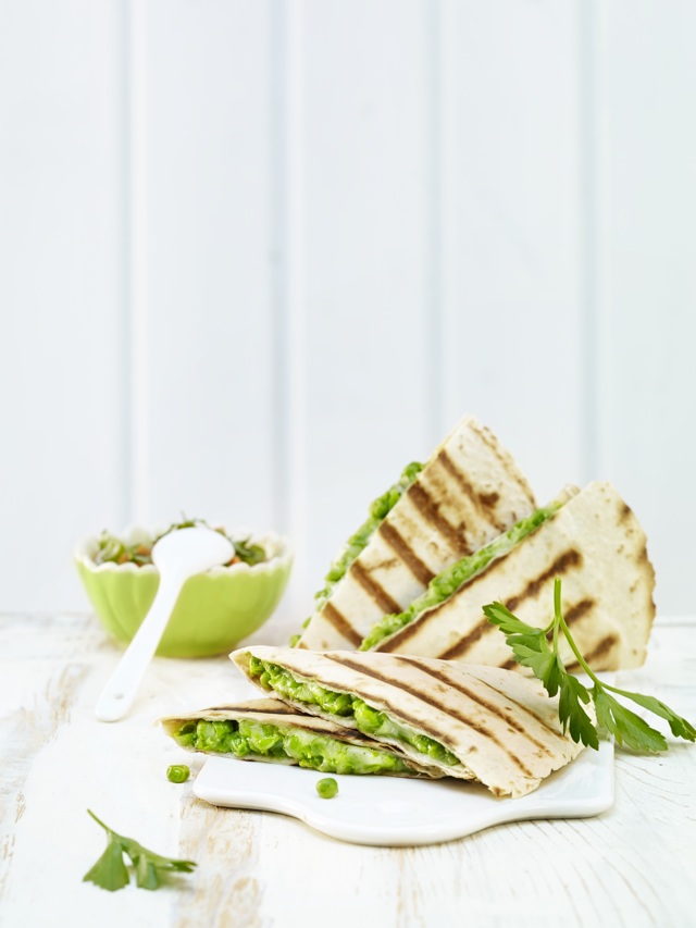 Quesadilla’s met erwtjes en wortelsaus en Emmentaler AOP