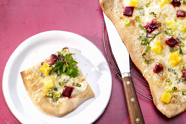 Geflambeerde taart met bieten en Gruyère AOP