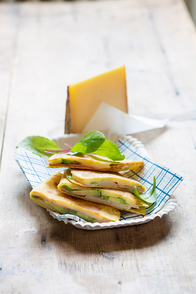 Maïspannenkoeken met ham, avocado en Gruyère AOP