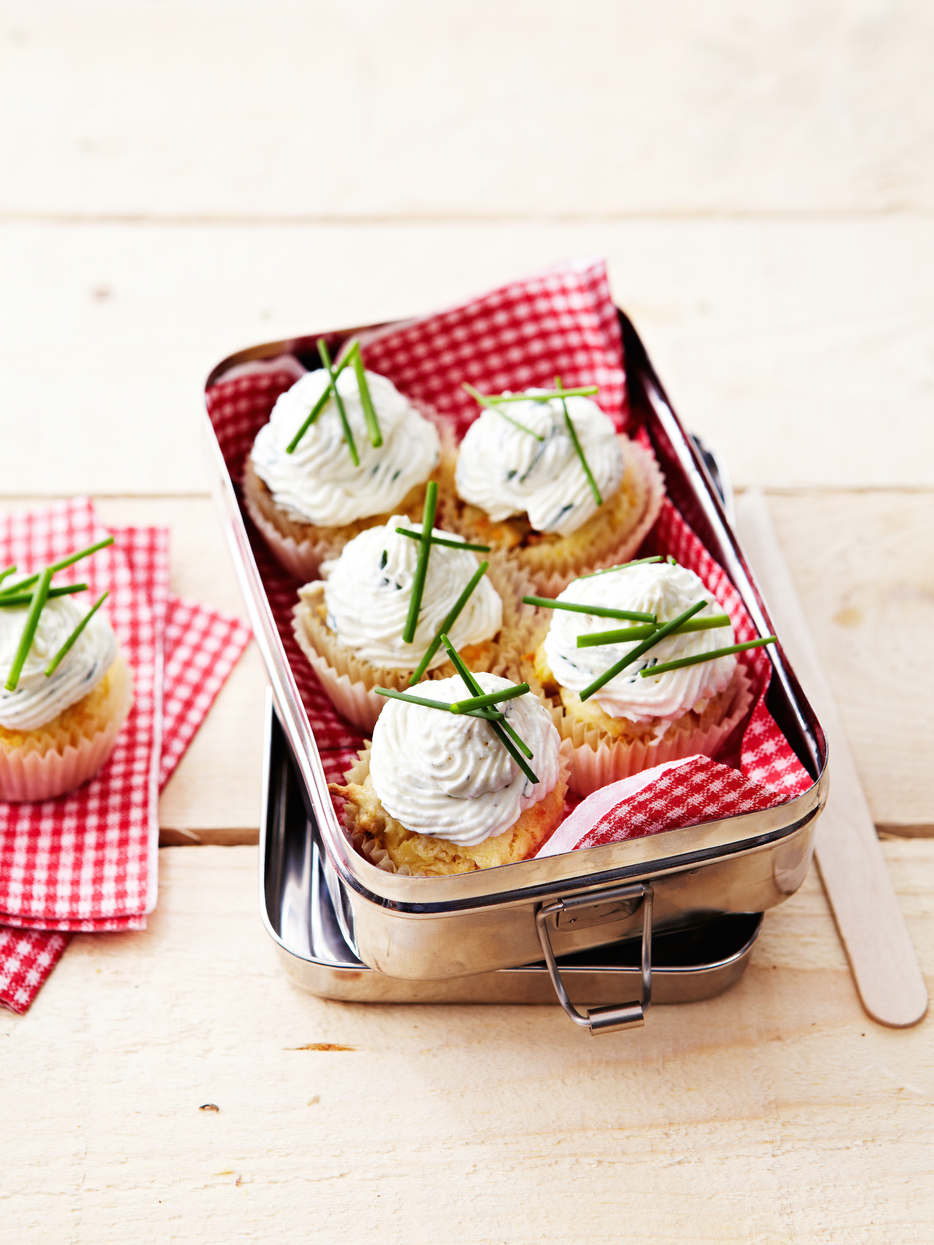 Cupcakes met Appenzeller® Classic en zongedroogde tomaten, basilicumcrème