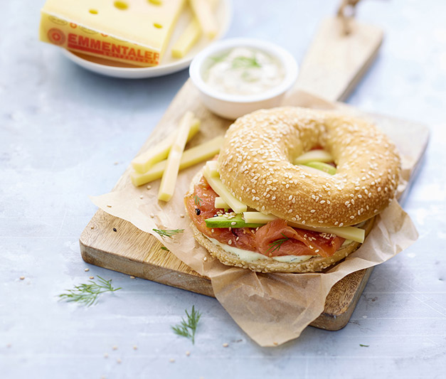 Bagel met Emmentaler AOP, gerookte zalm, avocado en wasabisaus