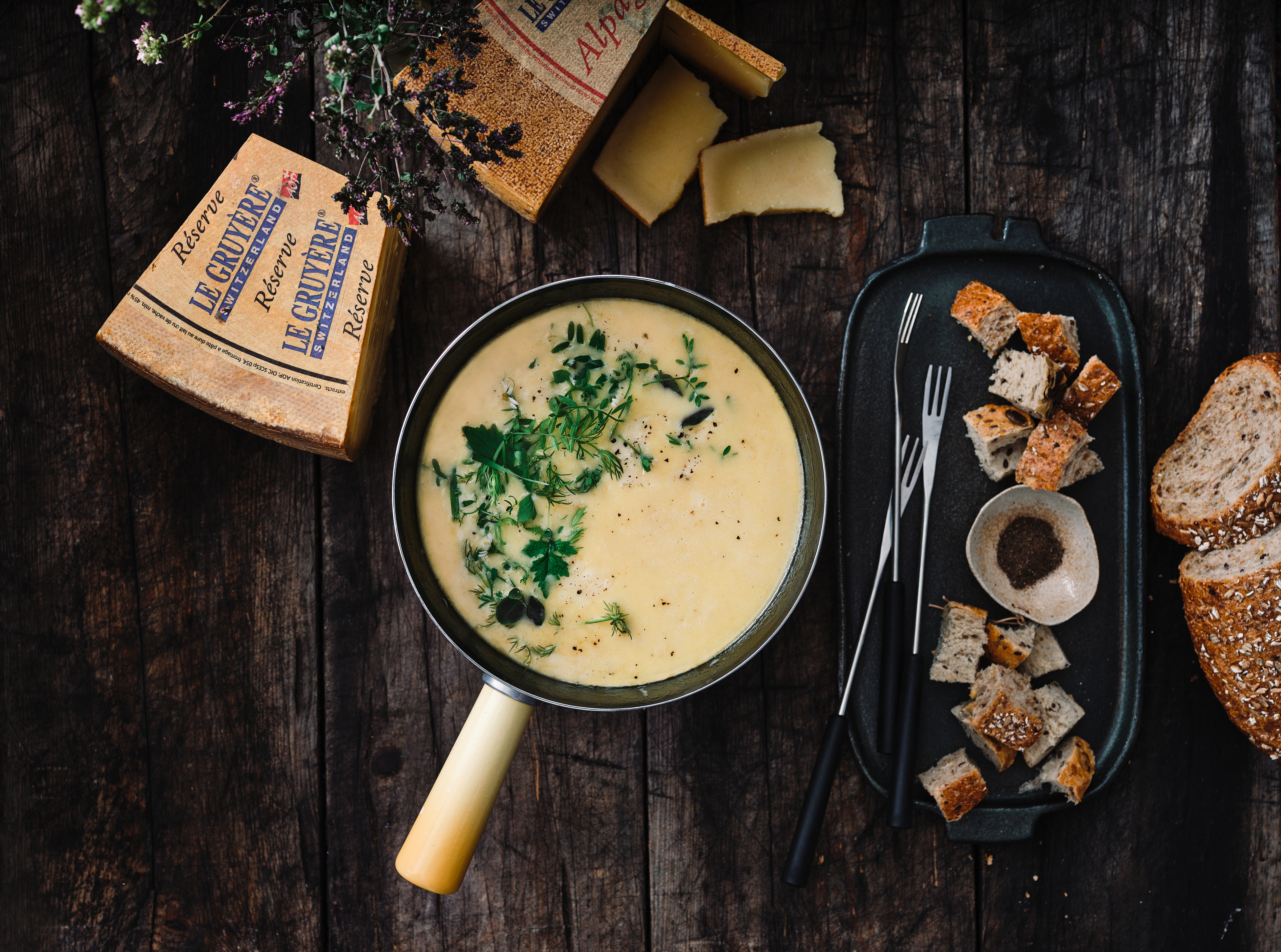 HALF-OM-HALF FONDUE (LE GRUYÈRE AOP RÉSERVE, LE GRUYÈRE D’ALPAGE AOP EN VACHERIN FRIBOURGEOIS AOP) | SLAATJE MET BLOEMEN EN AROMATISCHE PLANTEN VAN MONTANE ALMEN