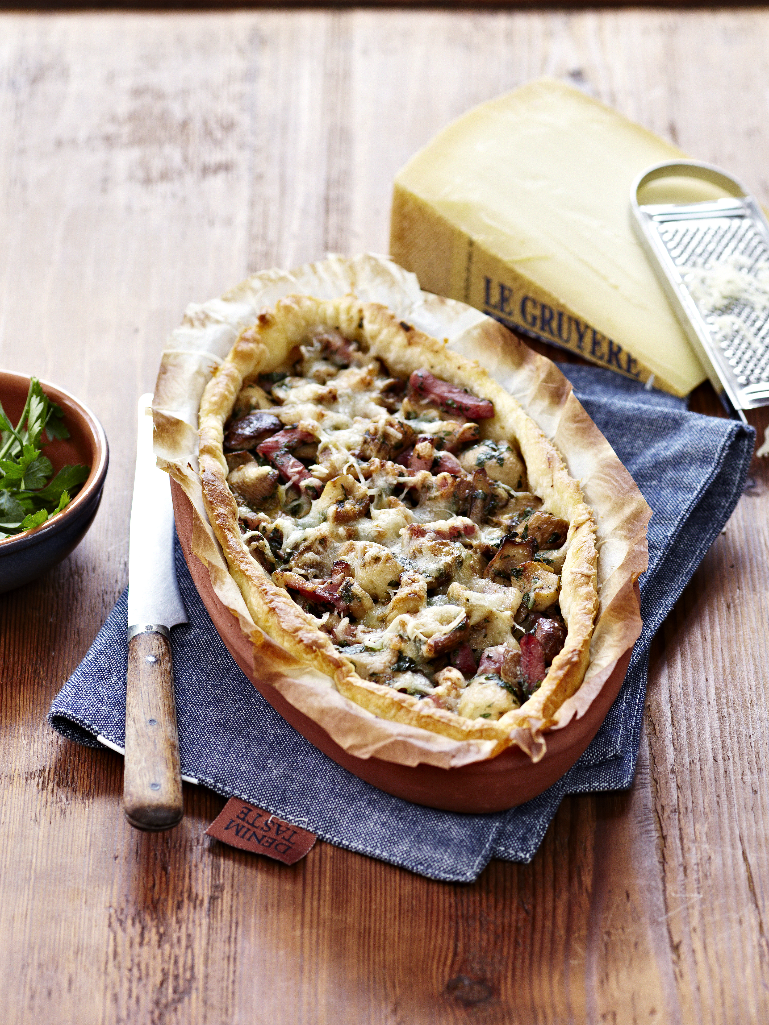 Bladerdeegschuitje met eekhoorntjesbrood, spekjes en Zwitserse Gruyère AOP