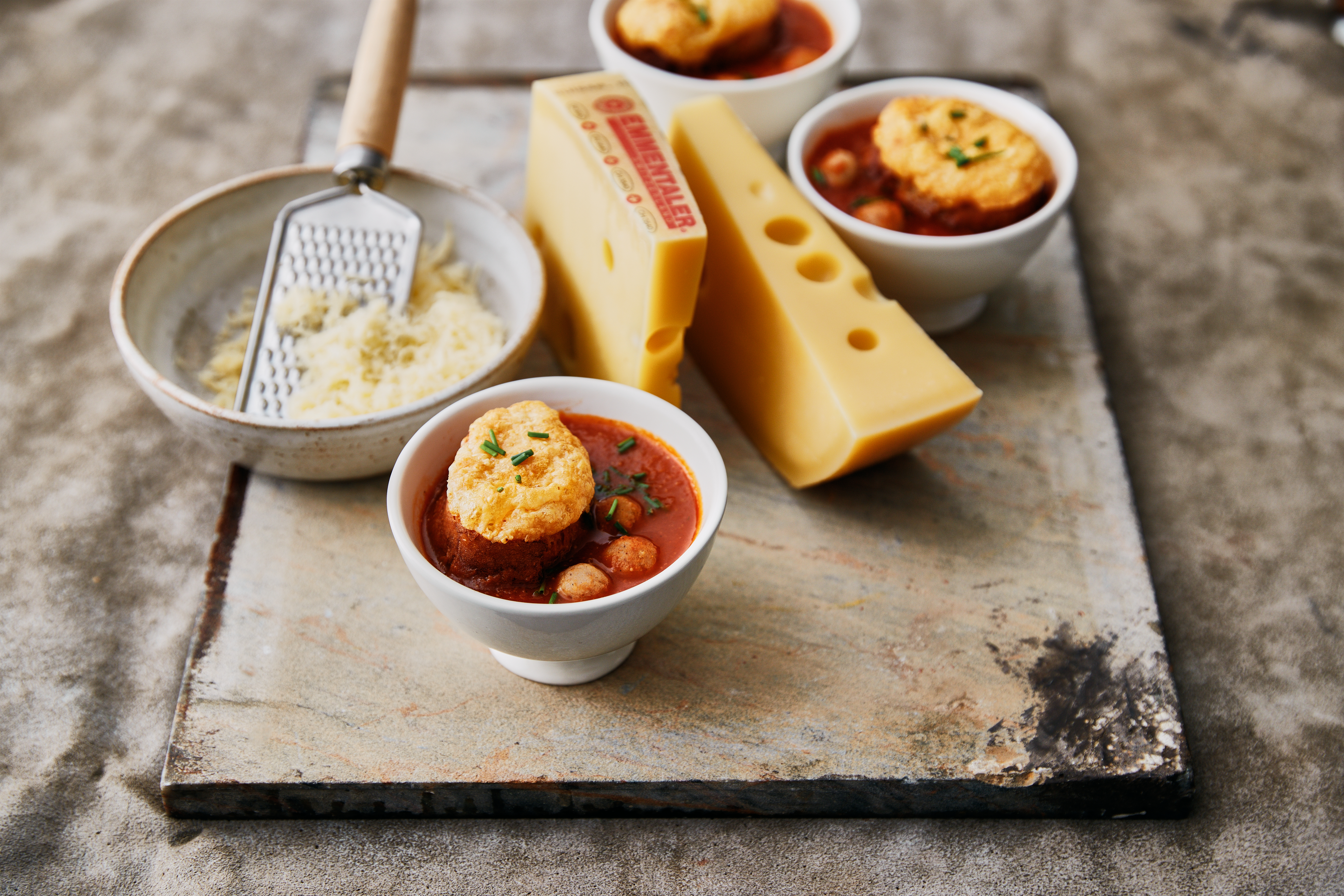 Tomantsoep met balletjes en gegratineerde broodsneetjes met Emmentaler AOP Classic