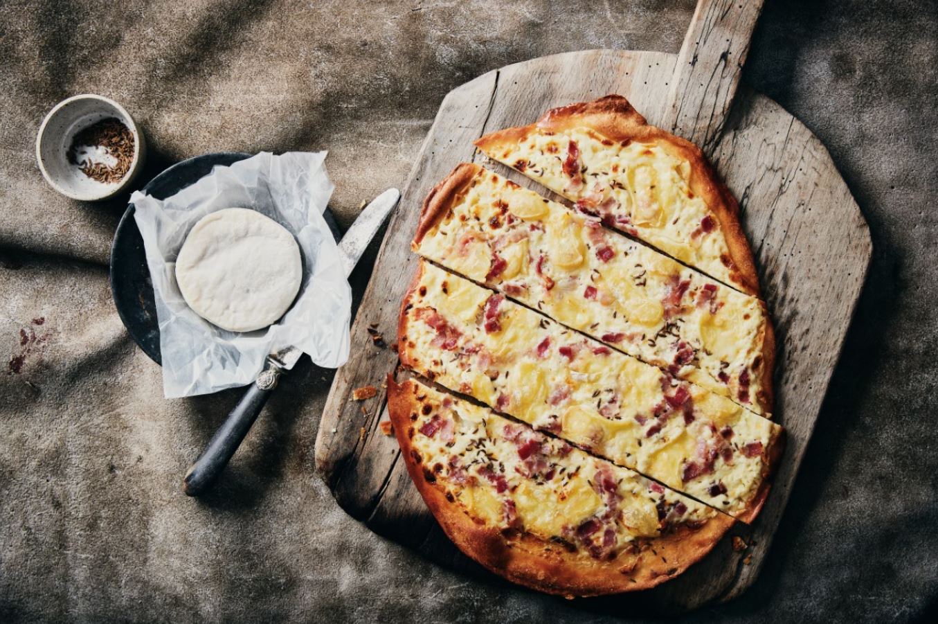 Flammenkuche met Tomme Vaudoise en spekblokjes