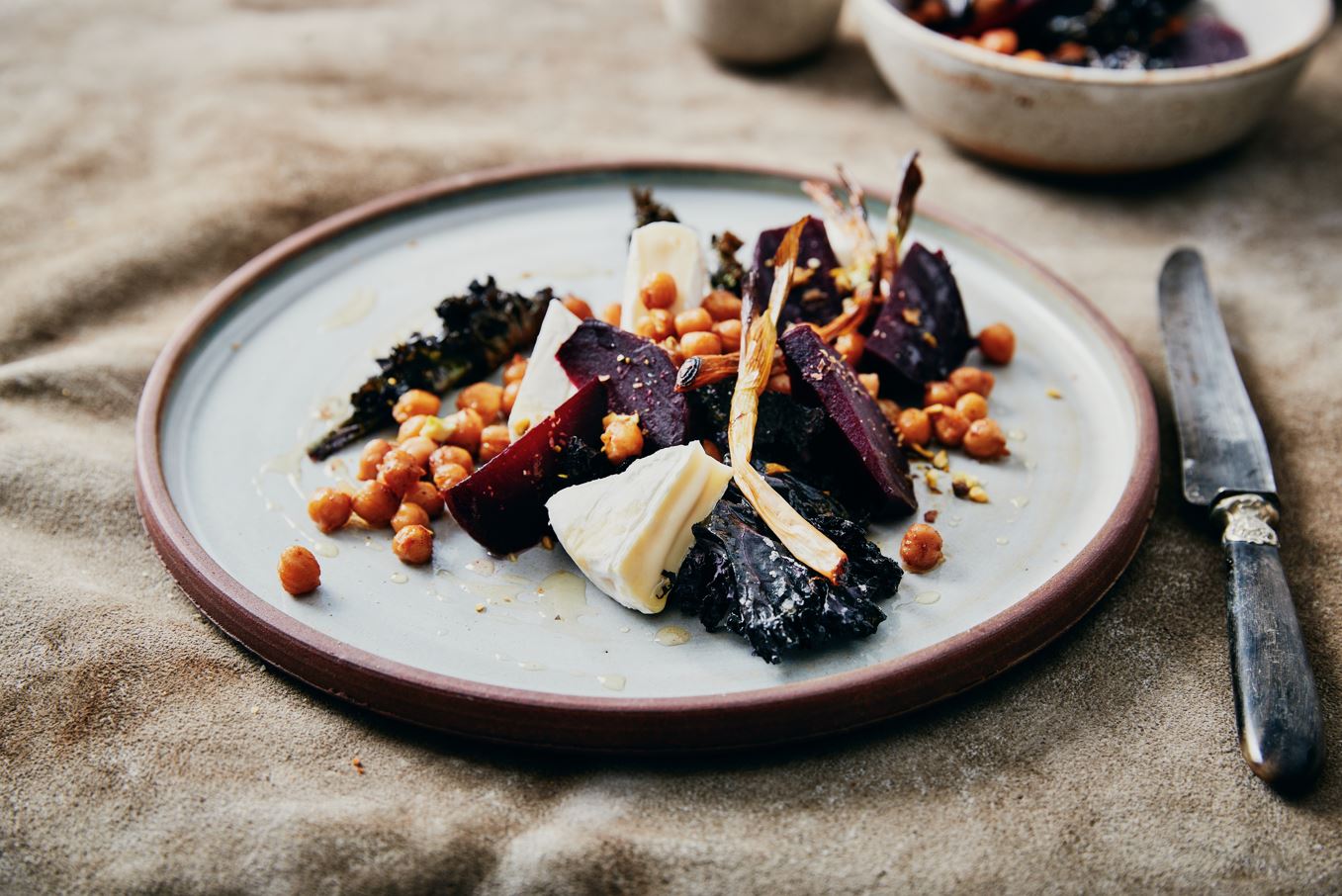 Salade met geroosterde bieten, palmkook en Tomme Vaudoise